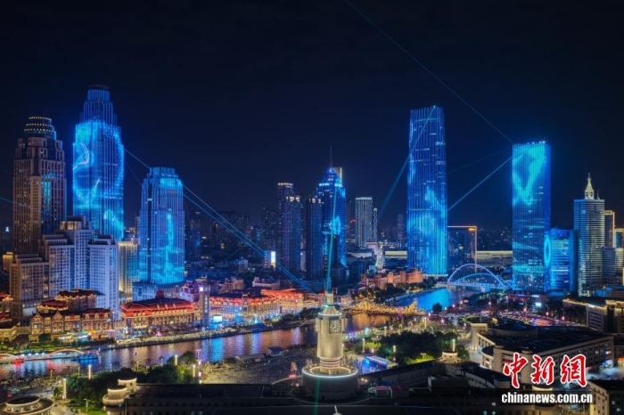 8月22日晚，航拍海河夜景灯光秀。近日，天津“海河之夜”灯光秀上新，以“津钟秀”“津门秀”“津眼秀”三大主题展示了从沙漠驼铃到宇宙星河的多种主题，通过光影讲述中国与世界、历史与未来的故事。2025年上海合作组织峰会将于8月31日至9月1日在天津举行，这将是中国第五次主办上合组织峰会，也将是上合组织成立以来规模最大的一届峰会，届时20多个国家的领导人和10位国际组织负责人将聚首海河之滨。(无人机照片)<a target='_blank' href='/'><p align=