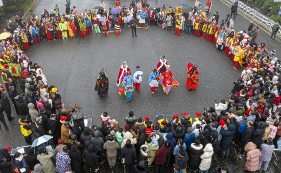 车马灯队活跃在邵东的城乡大地，掀起车马灯拜大年的热潮。