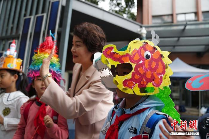 云南昆明:小学生设计创意帽子迎开学 云南昆明:小学生设计创意帽子迎开学