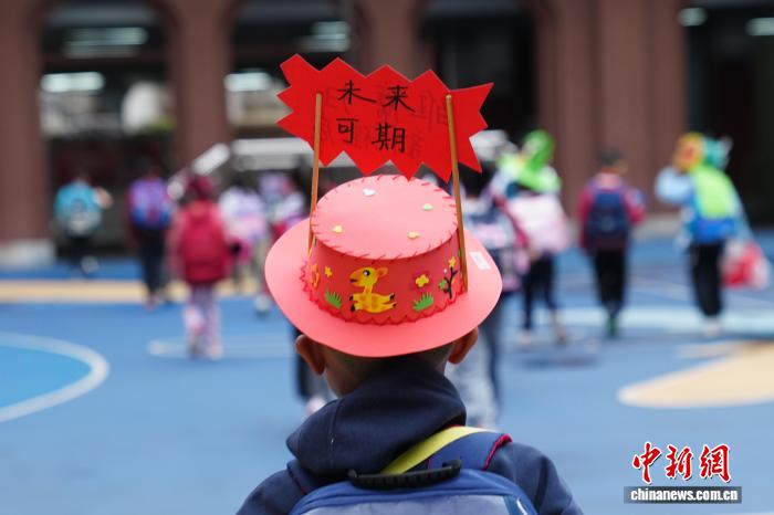云南昆明:小学生设计创意帽子迎开学