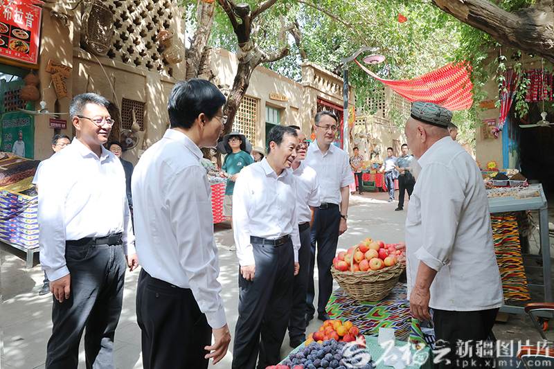 陈小江在吐鲁番市调研