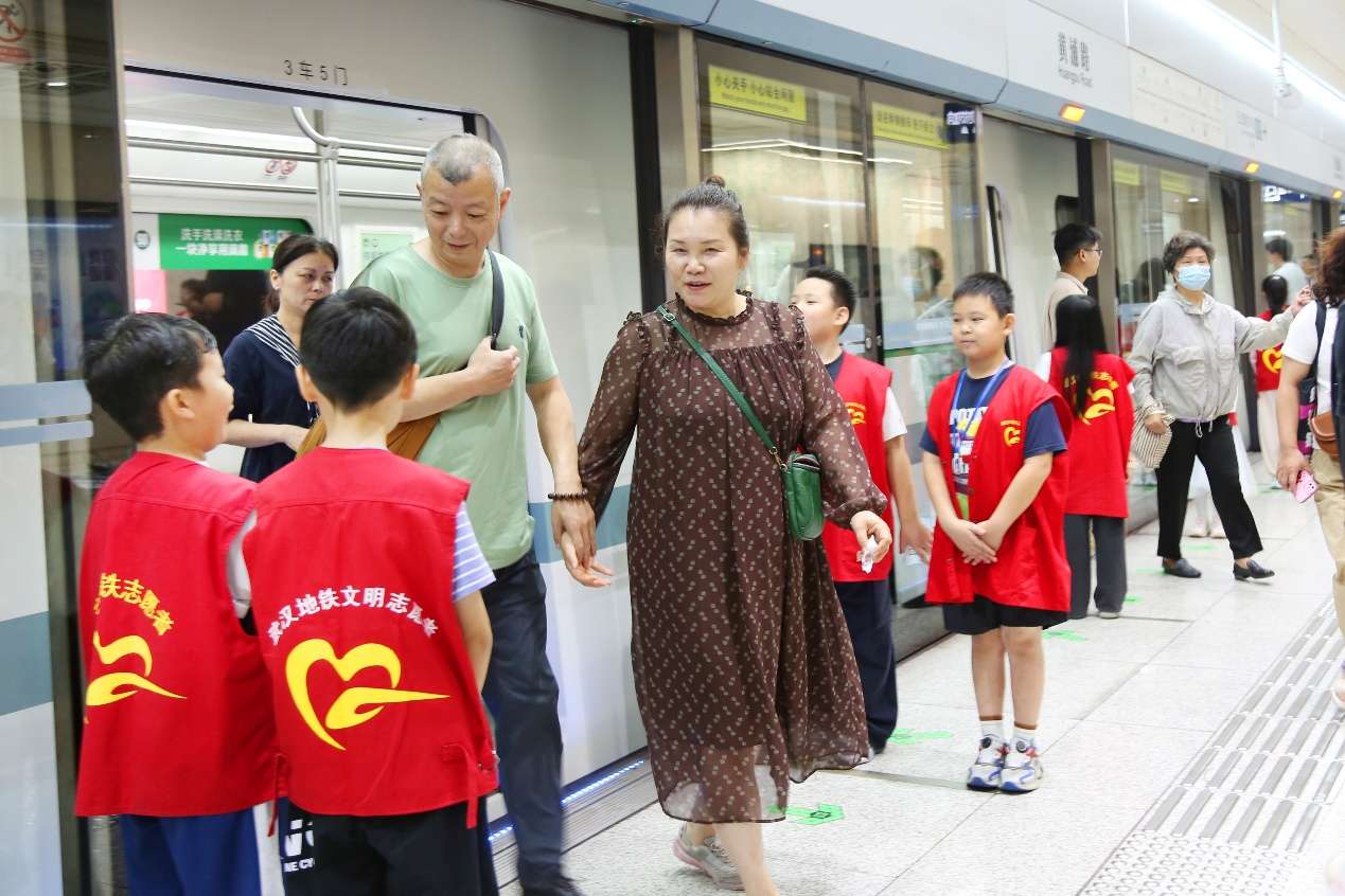 武汉地铁成为“第二课堂”，中小学生暑期地铁志愿服务人次破万