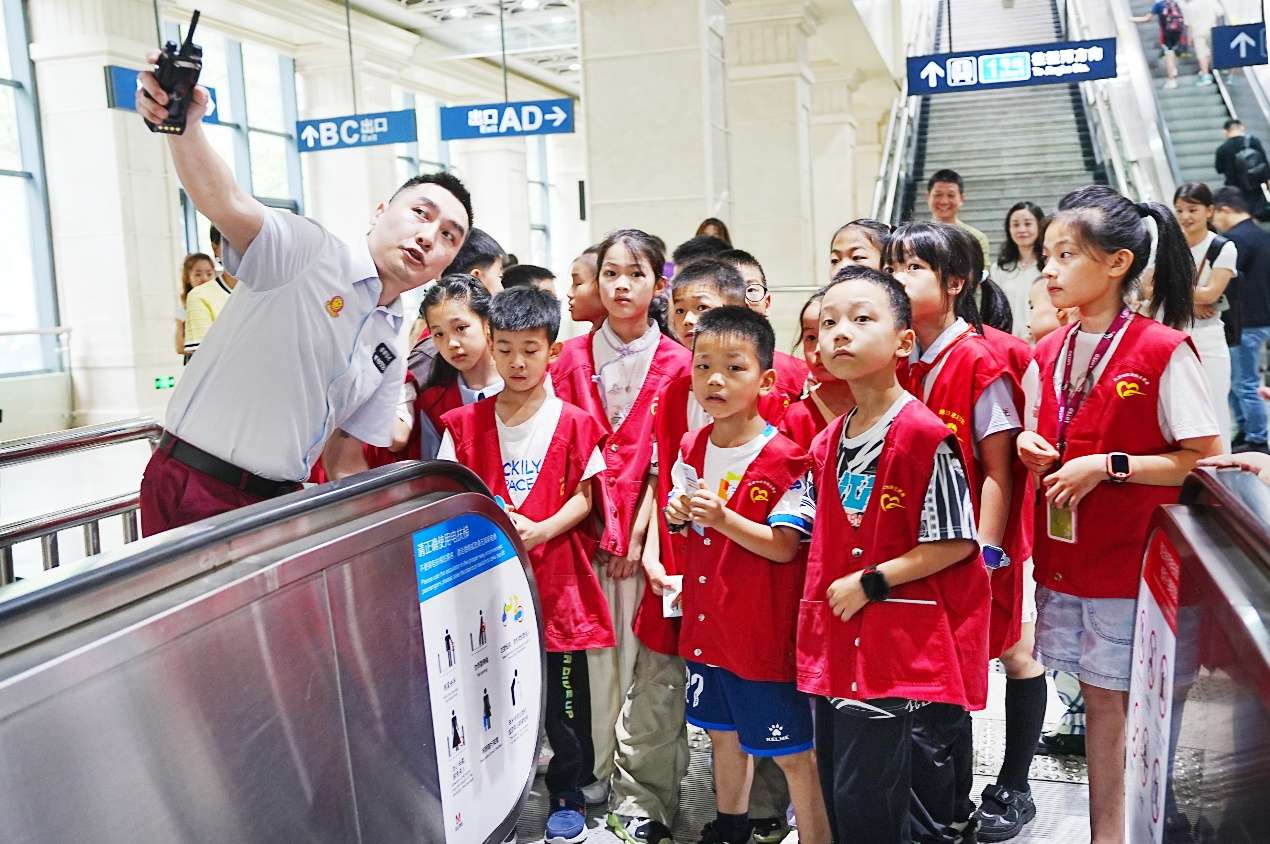 武汉地铁成为“第二课堂”，中小学生暑期地铁志愿服务人次破万