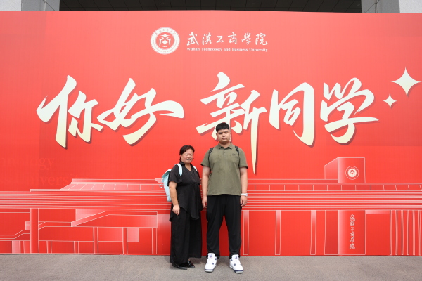 2米新生报到，脚穿51码大鞋，学校定制加长床铺