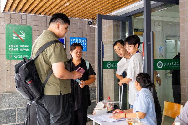 2米新生报到，脚穿51码大鞋，学校定制加长床铺