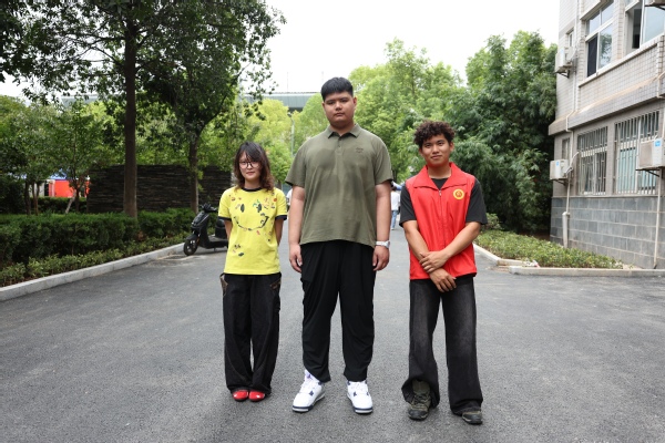 2米新生报到，脚穿51码大鞋，学校定制加长床铺