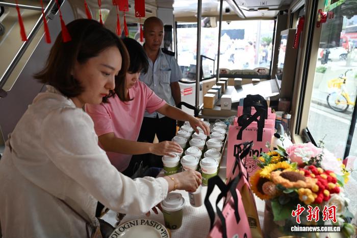 四川成都:“茶歇巴士”上演“流动感恩派对” 四川成都:“茶歇巴士”上演“流动感恩派对”