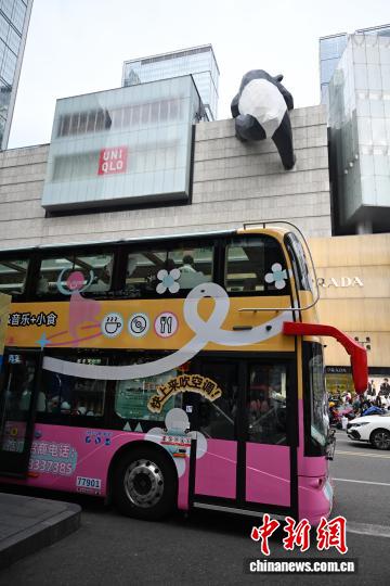 四川成都:“茶歇巴士”上演“流动感恩派对”