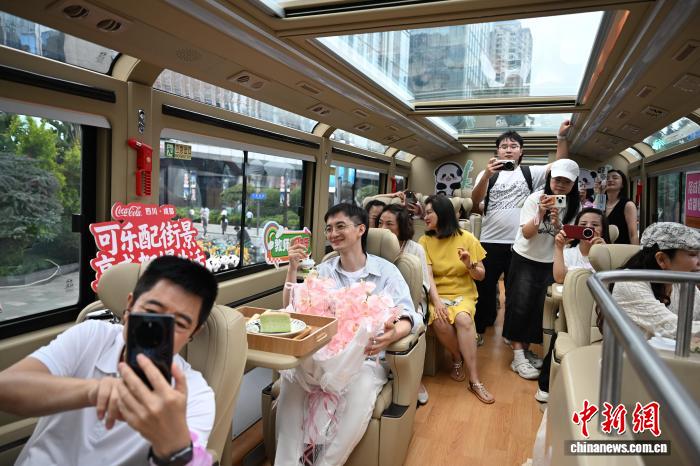 四川成都:“茶歇巴士”上演“流动感恩派对”