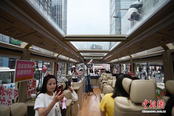 四川成都:“茶歇巴士”上演“流动感恩派对”