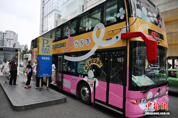 四川成都:“茶歇巴士”上演“流动感恩派对”