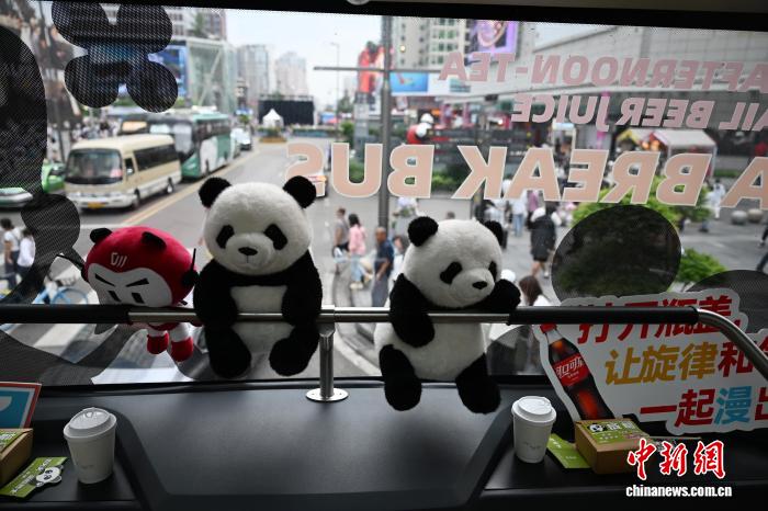 四川成都:“茶歇巴士”上演“流动感恩派对”