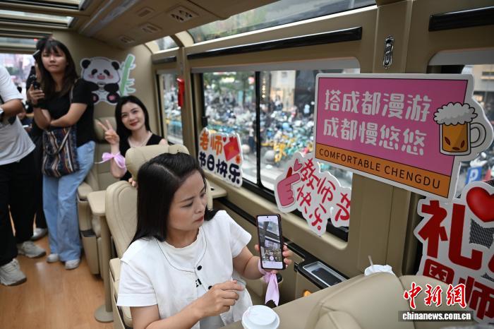 四川成都:“茶歇巴士”上演“流动感恩派对”