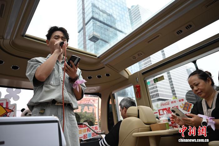 四川成都:“茶歇巴士”上演“流动感恩派对”