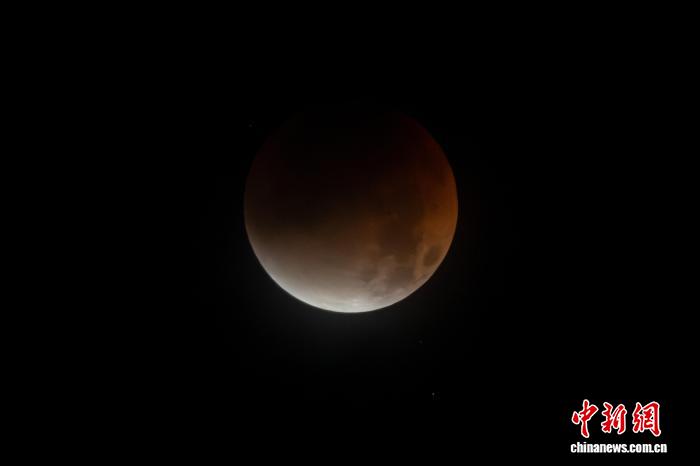海南海口：“红月亮”现身天宇