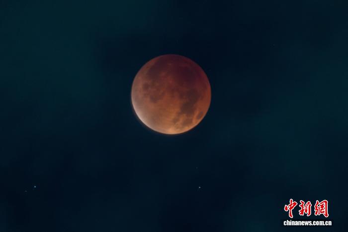 海南海口：“红月亮”现身天宇