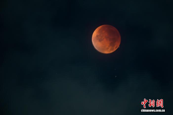 海南海口：“红月亮”现身天宇