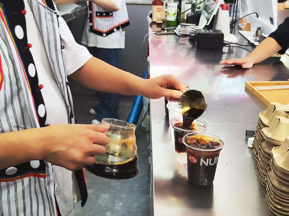 来自怒江的“怒小咖”香飘沪上 一杯咖啡讲述沪滇情谊 来自怒江的“怒小咖”香飘沪上 一杯咖啡讲述沪滇情谊