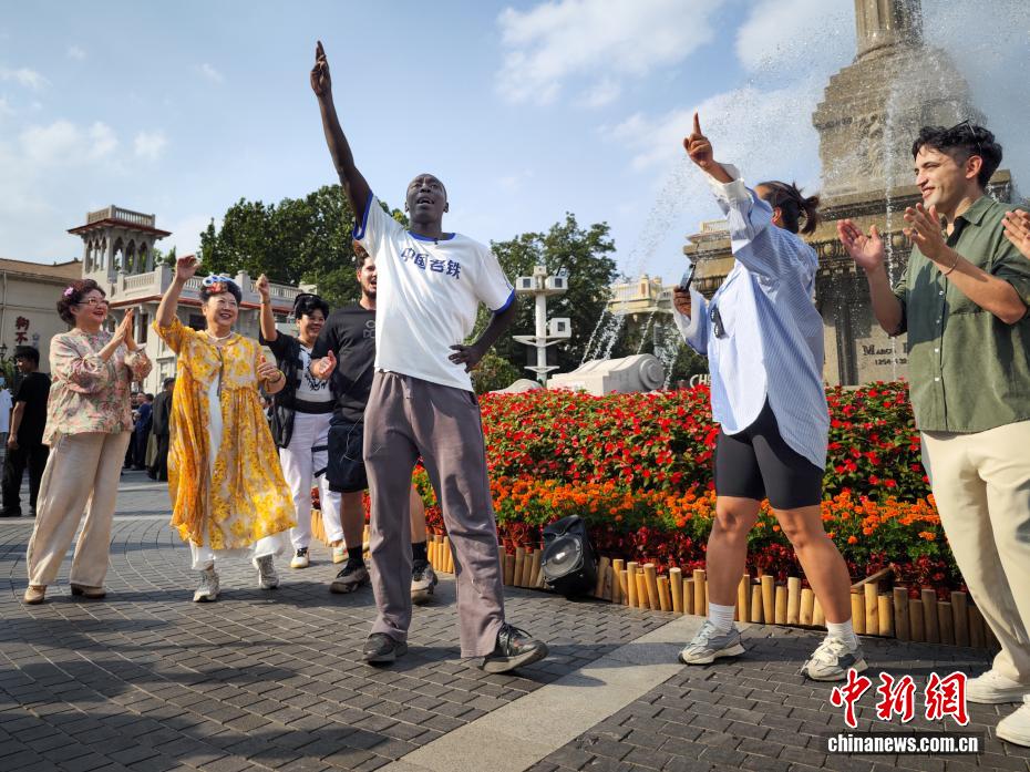 国际网红“无语哥”开启天津文化之旅 国际网红“无语哥”开启天津文化之旅