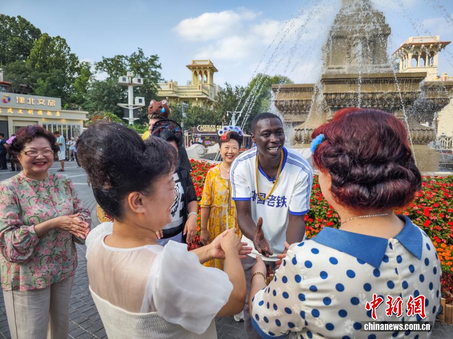 国际网红“无语哥”开启天津文化之旅 国际网红“无语哥”开启天津文化之旅