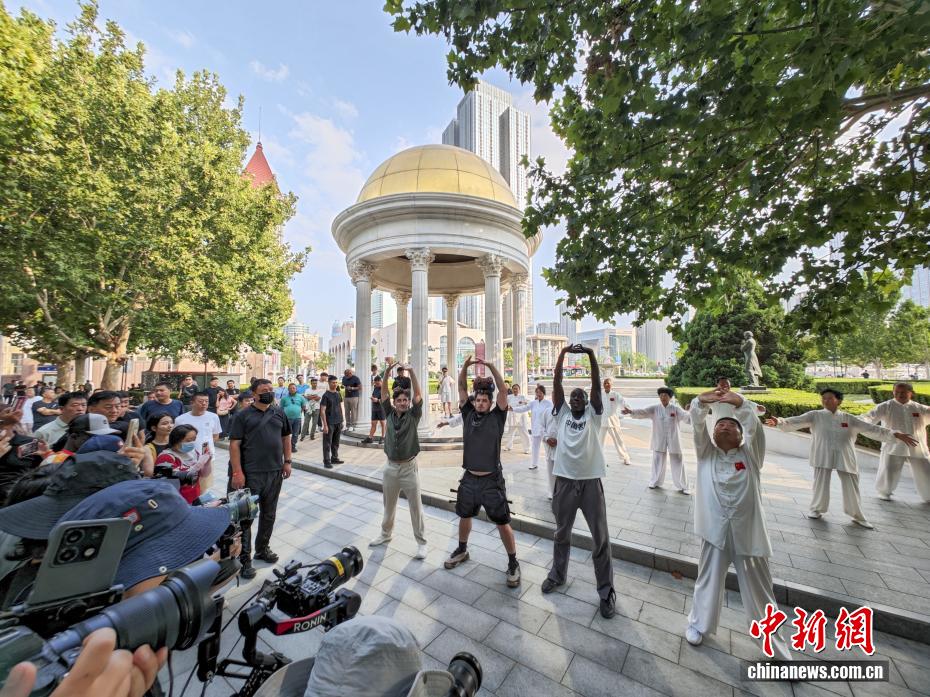 国际网红“无语哥”开启天津文化之旅 国际网红“无语哥”开启天津文化之旅