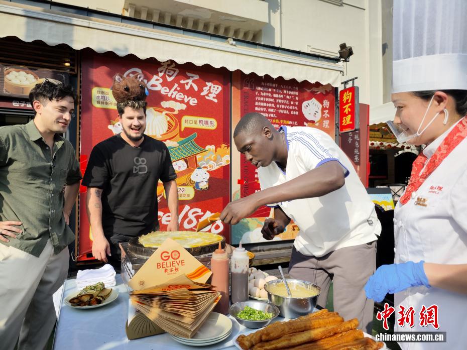 国际网红“无语哥”开启天津文化之旅 国际网红“无语哥”开启天津文化之旅