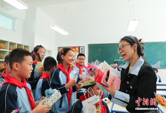 青海西宁：学生自制礼物为老师送上节日祝福