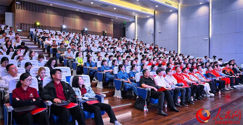 凝心铸魂跟党走 团结奋斗新征程——中国工人大思政课·新疆篇报告分享会举行 凝心铸魂跟党走 团结奋斗新征程——中国工人大思政课·新疆篇报告分享会举行