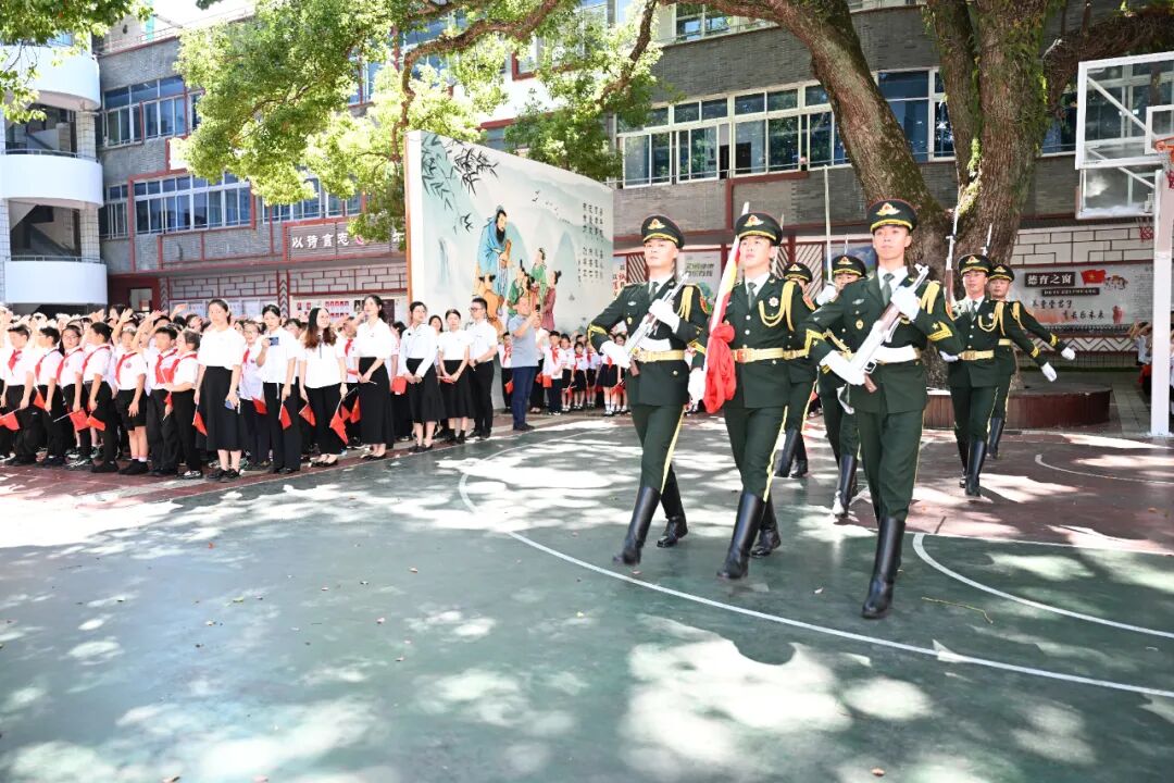 持续推进爱国主义教育！原国旗护卫队队员走进福州长乐校园