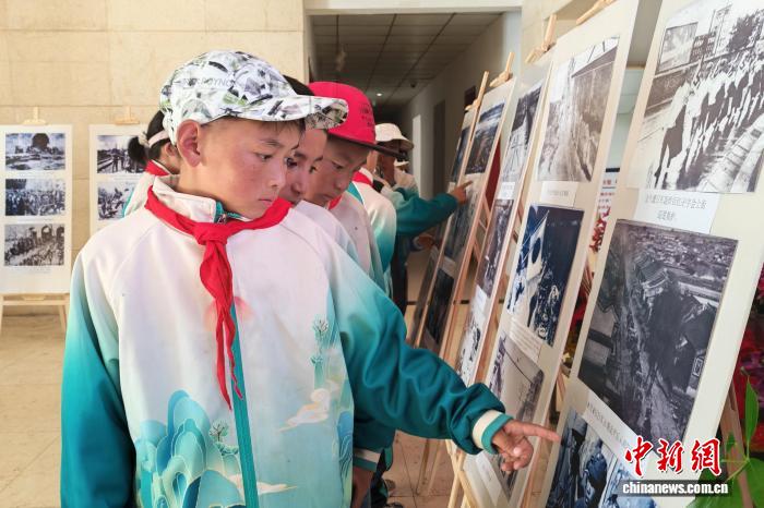 西藏吉隆出入境边防检查站举办主题图片展