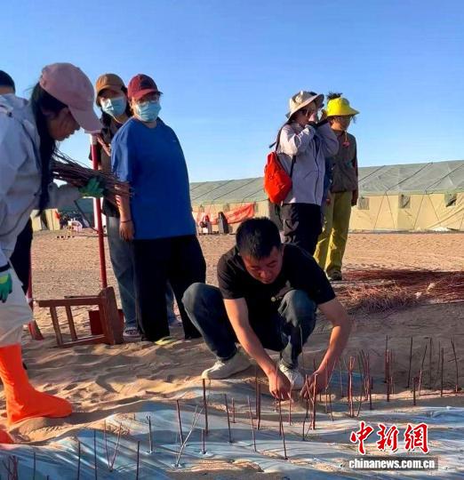 甘肃民勤“治沙人”的接力赛