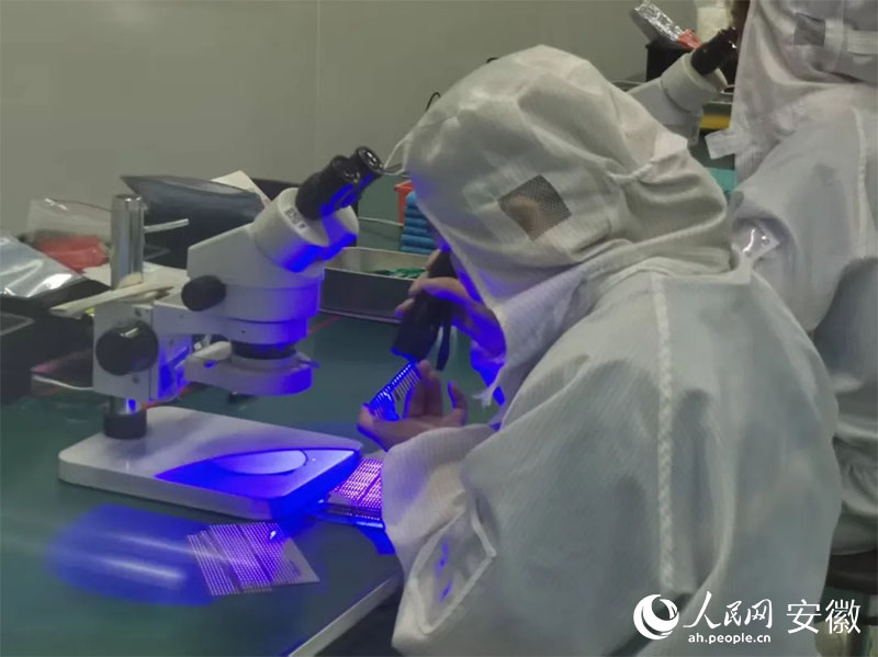 安徽制造,“腰部”发力 金张科技带动下,超100家功能膜新材料企业在太湖县集聚。人民网记者 胡雨松摄