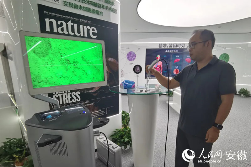 安徽制造,“腰部”发力 陈廷嘉演示“安刀”使用方法。人民网记者 胡雨松摄