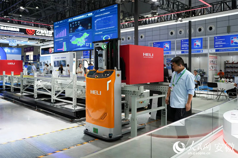 安徽制造,“腰部”发力 2024世界制造业大会上,合力将智能数据工厂系统带进展会。人民网记者 王锐摄