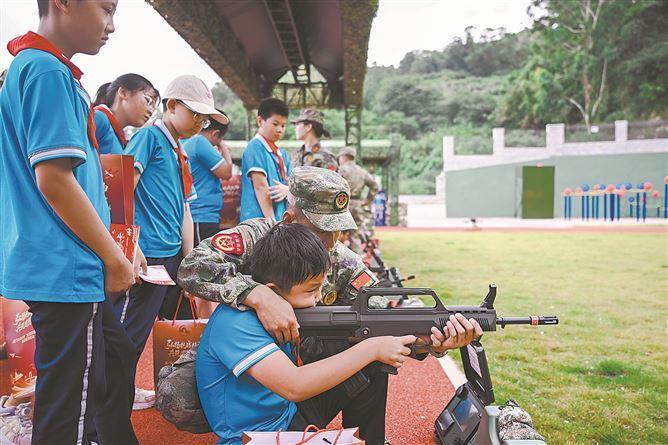 厦门“全民国防教育月”宣传活动在海沧区启动