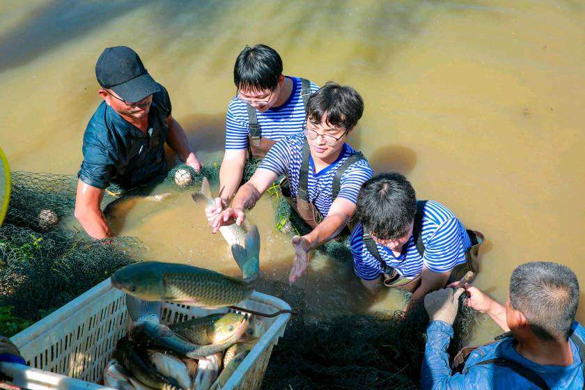 武汉生物工程学院2025级新生开启舌尖上的“大学第一课”