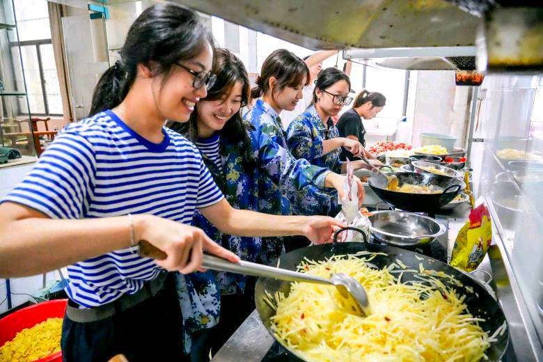 武汉生物工程学院2025级新生开启舌尖上的“大学第一课”