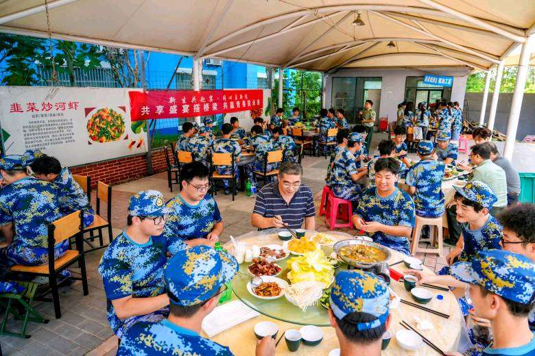 武汉生物工程学院2025级新生开启舌尖上的“大学第一课”