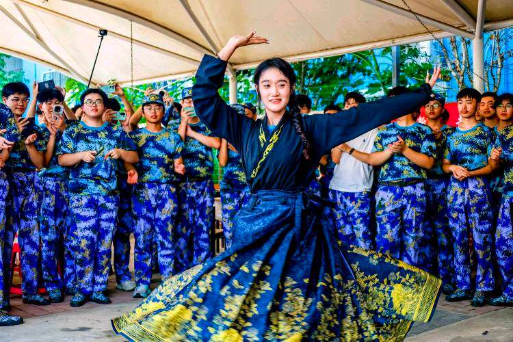 武汉生物工程学院2025级新生开启舌尖上的“大学第一课”