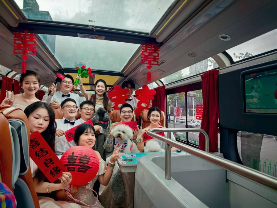 合肥公交双层幸福巴士：“920就爱你” 解锁浪漫接亲与城市服务新名片