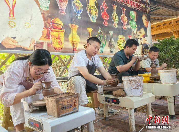 （砥砺奋进七十载 天山南北谱华章）天山南北“特色村”绘就新疆乡村振兴新图景