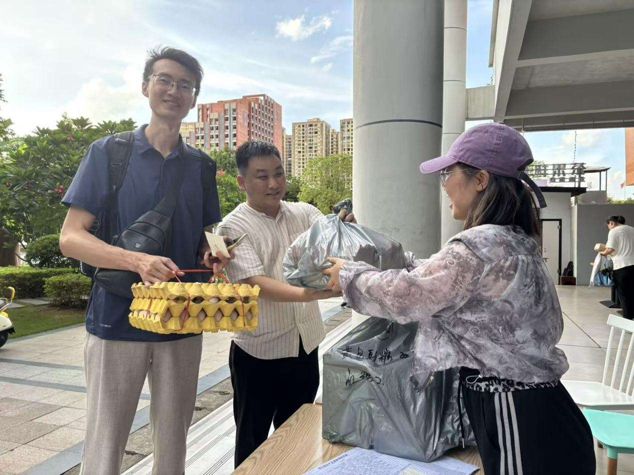 广西建院驻村干部直播带货效果好