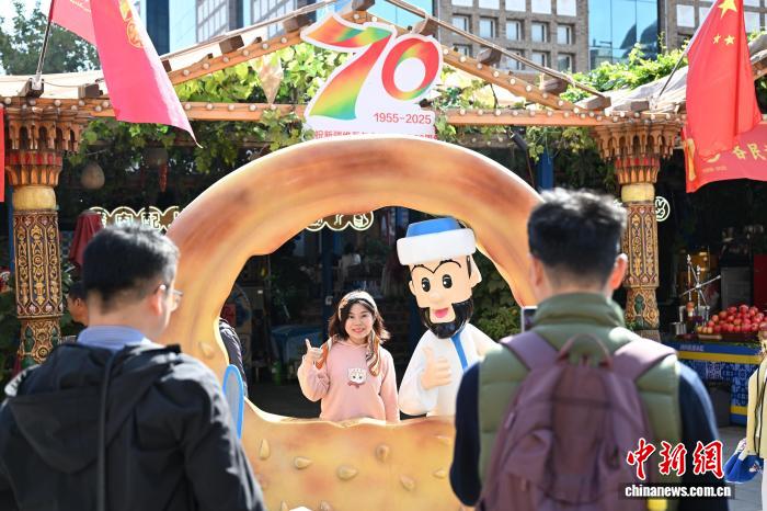 （砥砺奋进七十载 天山南北谱华章）新疆大巴扎的烟火气