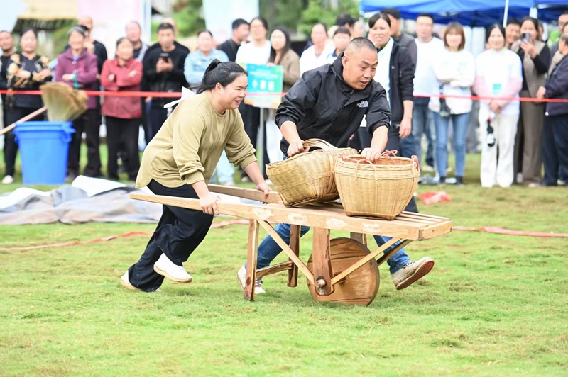 选手正在进行“手推车运山珍”比赛。何嵩摄