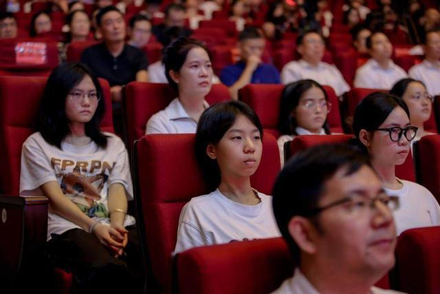 向奋斗者致敬!广东这场主题宣讲报告会鼓劲又走心