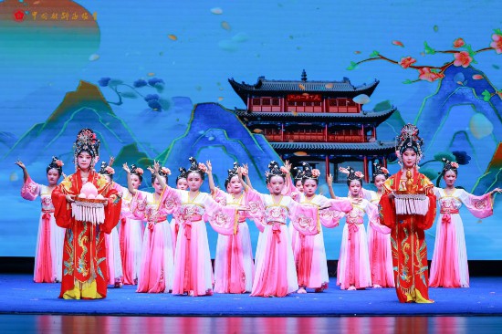 合肥市翡翠学校学生所表演的京剧《麻姑献寿》登上第29届“中国少儿戏曲小梅花荟萃”业余组展演舞台。