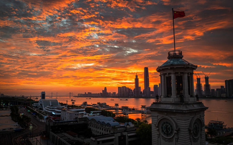 清晨，朝霞映照武汉的标志建筑——江汉关。新华社记者肖艺九摄