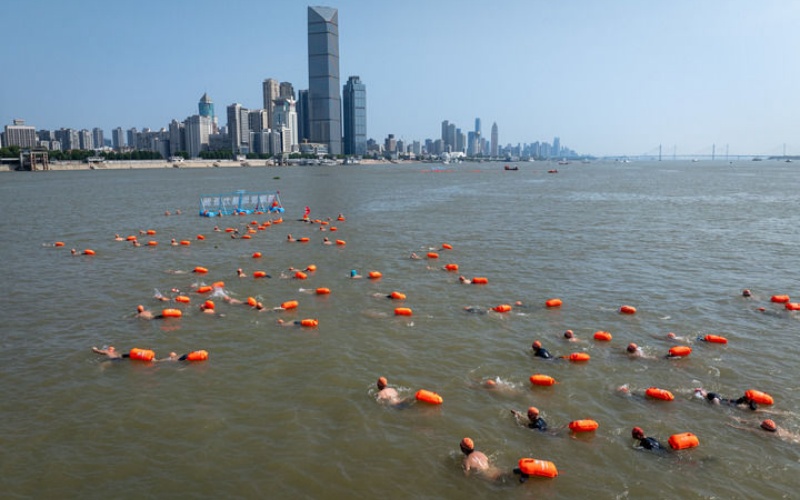 第50届武汉渡江节，健儿们组成方阵横渡长江。新华社记者肖艺九摄