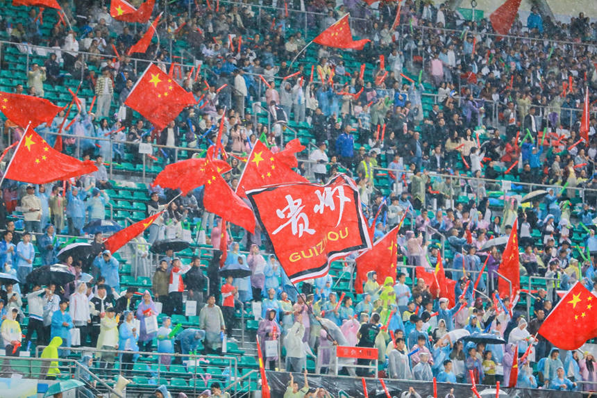 赛事吸引了众多球迷、市民观赛。班浪摄