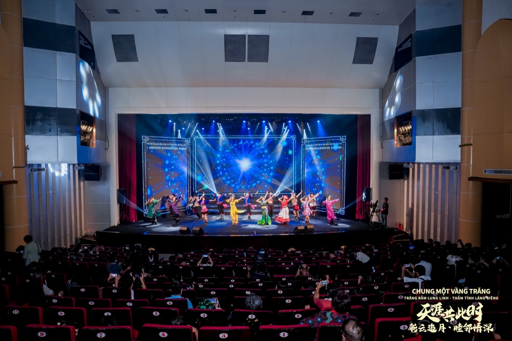 中越携手共明月 文化交流谱新篇 “天涯共此时——彩云追月·睦邻情深” 2025年中越中秋文艺晚会在河内成功举办